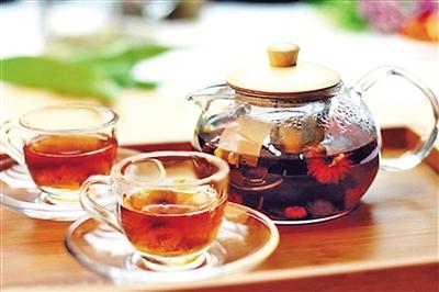 以前，孩子上网课只是课外兴趣，现在，孩子天天都在家，刚开始他们上网课我看手机刷剧