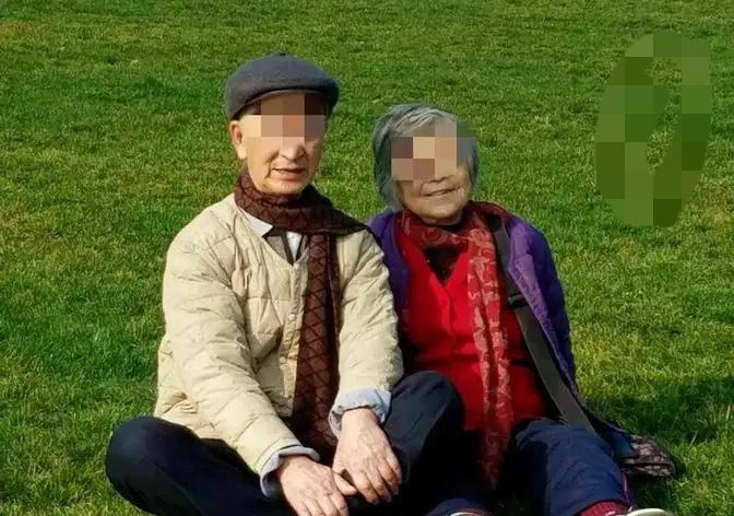 江苏江阴，男子照顾了继母28年，继母去世后，男子通知了继母的3个亲生子女，他们都