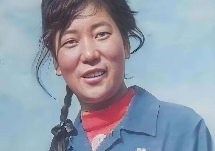 1982 年，青海 18 岁女民兵陶金兰在修水管时，意外挖出 7 万枚银元。她当