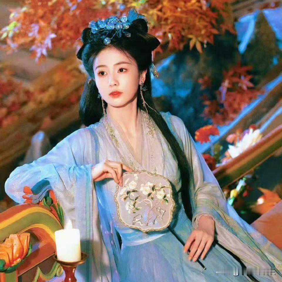 白鹿爆火

不是因为于正捧他

也不是因为她运气好，而是
她太拼了。

她说她的