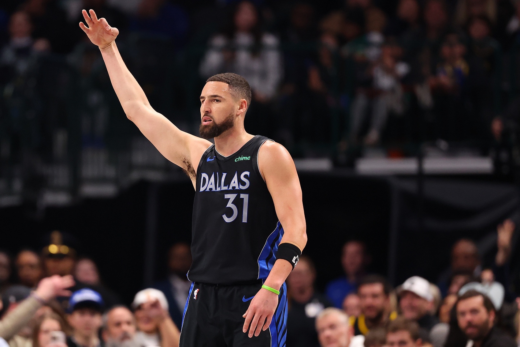 记者Evan Sidery报道，独行侠正在兜售克莱·汤普森，但目前尚未收到任何积