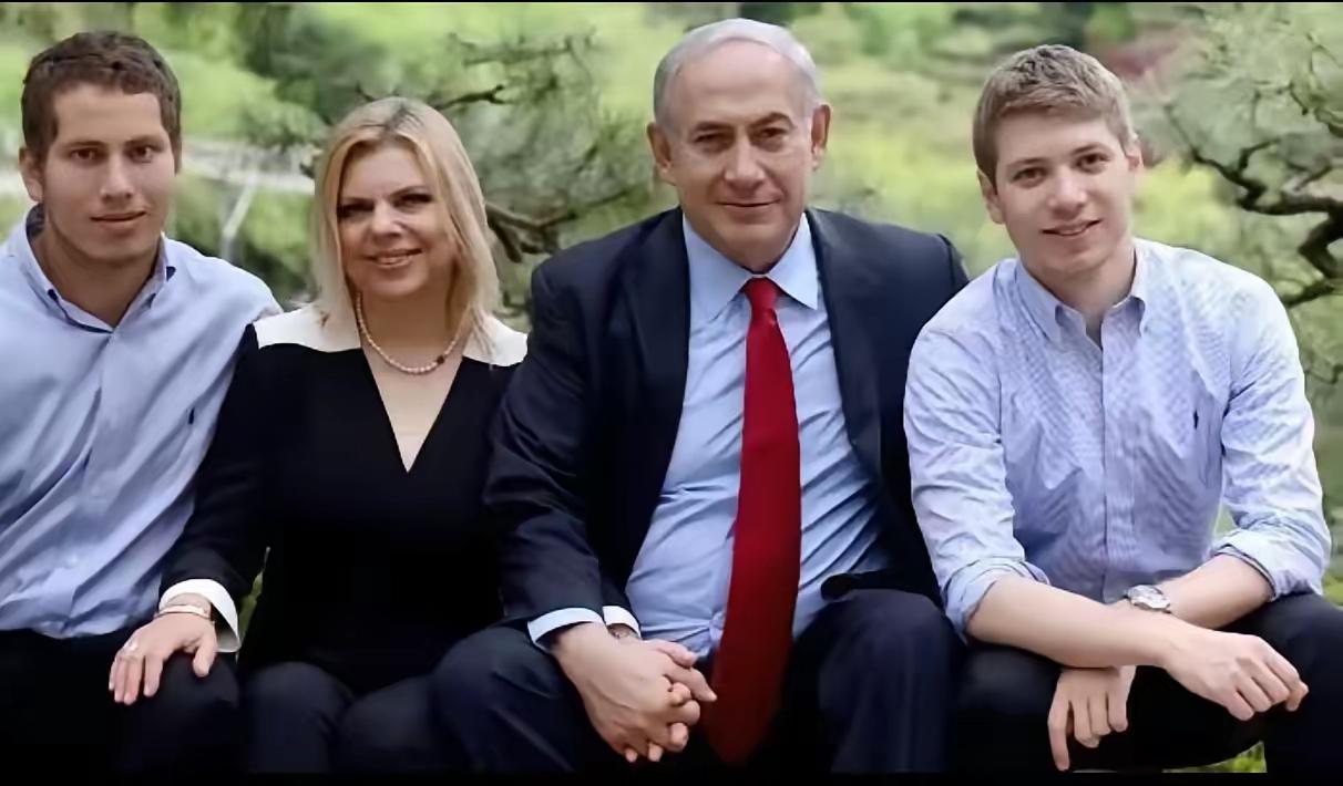 波斯人，只能帮你们到这里了。

一张是内塔尼亚胡全家合影。一张是特朗普家族全家福