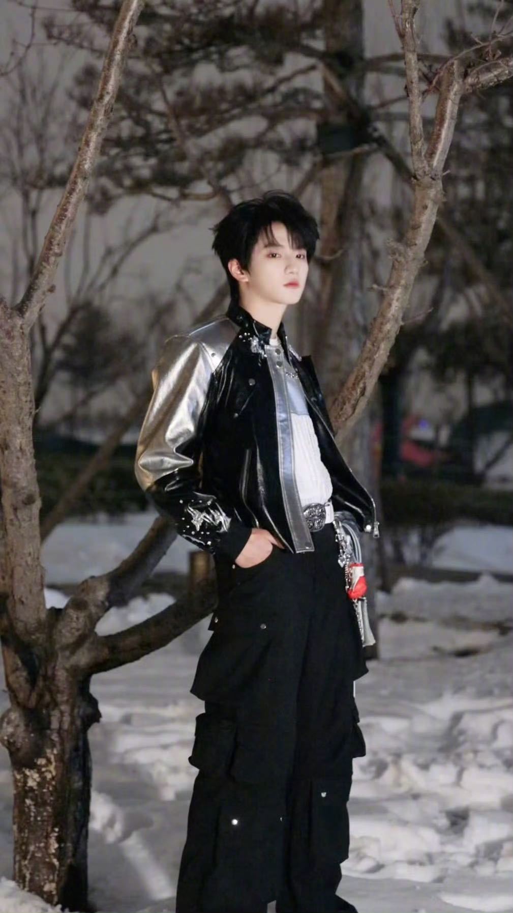 穆祉丞 欧莱雅 穆祉丞真的很争气了，首个代言就是巴黎欧莱雅这样的国民美妆大牌，恭