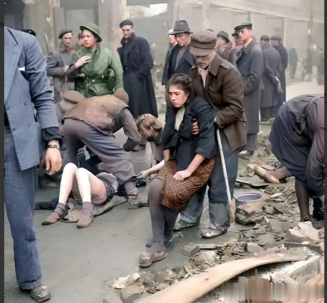 1945年，两名苏联女兵被从德国集中营的地窖中救出时的照片。照片中的两名苏联姑娘