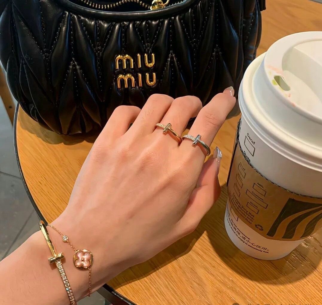 掏心掏肺剥开自己的心 留不住任何人 但剥开衣服能留三分钟 