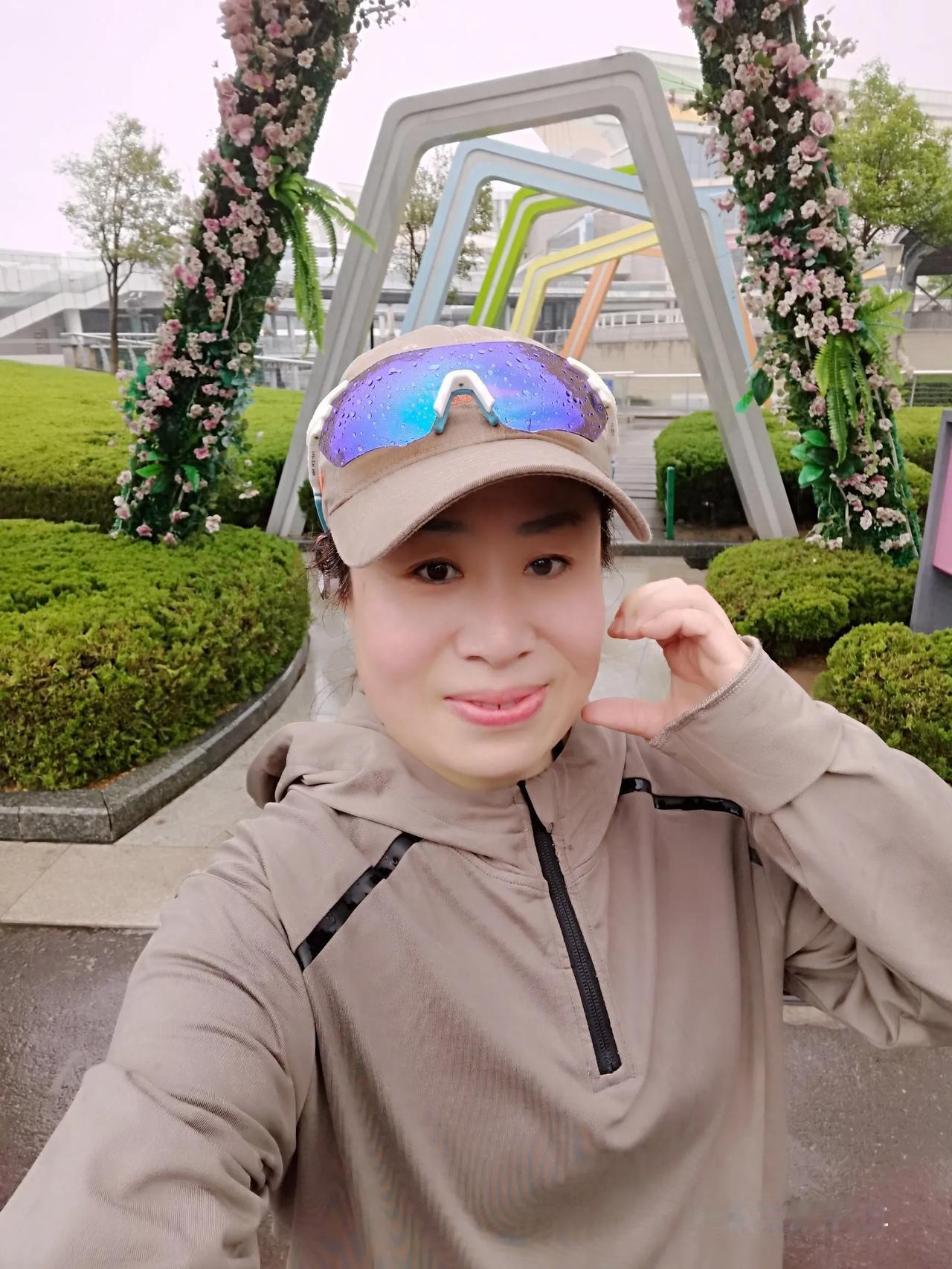 今天笑了吗？一定要笑，笑口常开，嘴角上扬嘻嘻[呲牙][呲牙]小雨出来玩[耶]