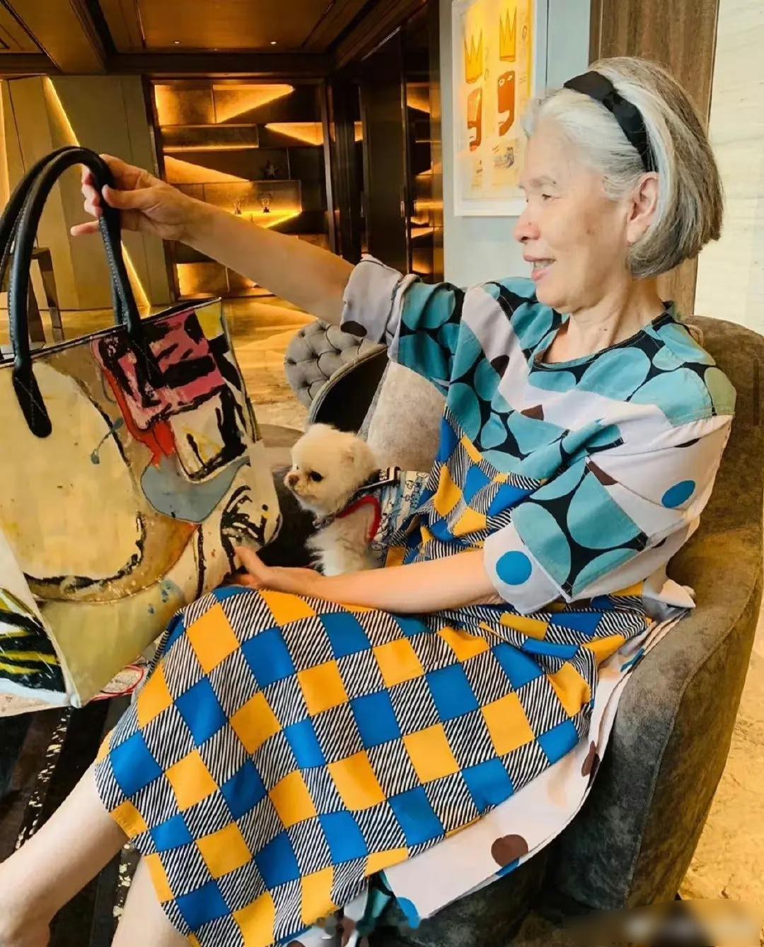 周杰伦妈妈叶惠美穿衣好时尚叶惠美非常厉害，培养了一位天骄之子，说实话叶惠美时尚品