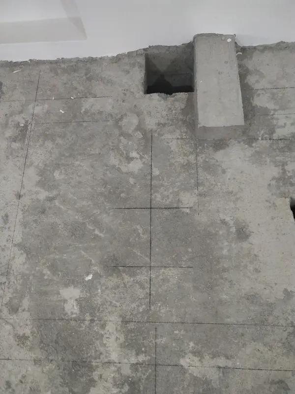 3月15日江苏徐州，女子百万买万科精装房 ，楼板惊现大洞没钢筋！直径约22cm，