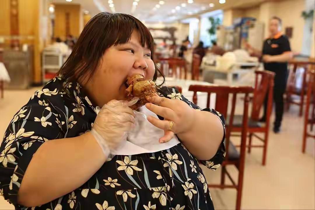 2018年，那个被丈夫喂到330斤，睡塌两张床的校花，如今怎么样了
2018年，