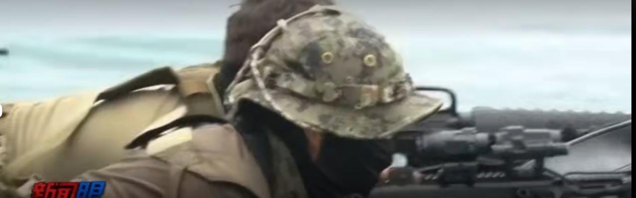 波涛汹涌的海面之上，特战队员们乘充气快艇破浪而行，全副武装的射手在艇架起枪随时戒