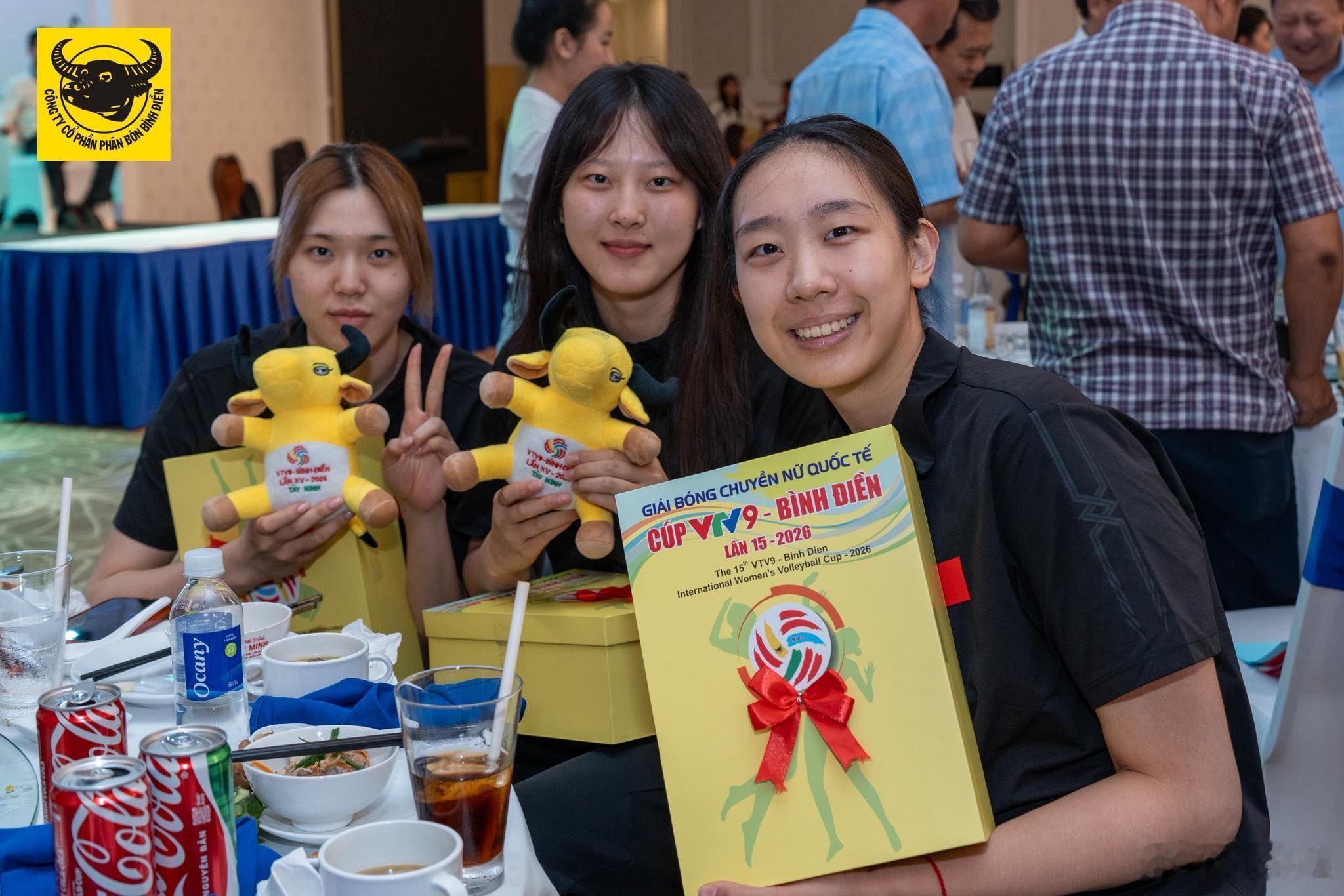 国际排坛动态江苏中天钢铁女排邀请赛开赛前，参赛球队参加了一个欢迎宴，还有吉祥物拿