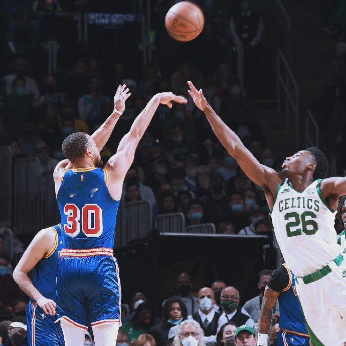 决胜时刻，库里与邓恩争抢篮板时犯规，六犯离场，勇士100-103落后快船 