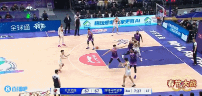 容子这么打就对了嘛，本来就是启动快，那你就贴着三分线打球就对了。利用好启动速度，