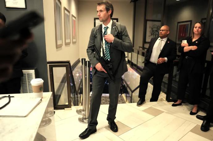 图文：白宫记者晚宴枪击事件便衣特工持MP7个人防御武器走红    成酷帅代表
