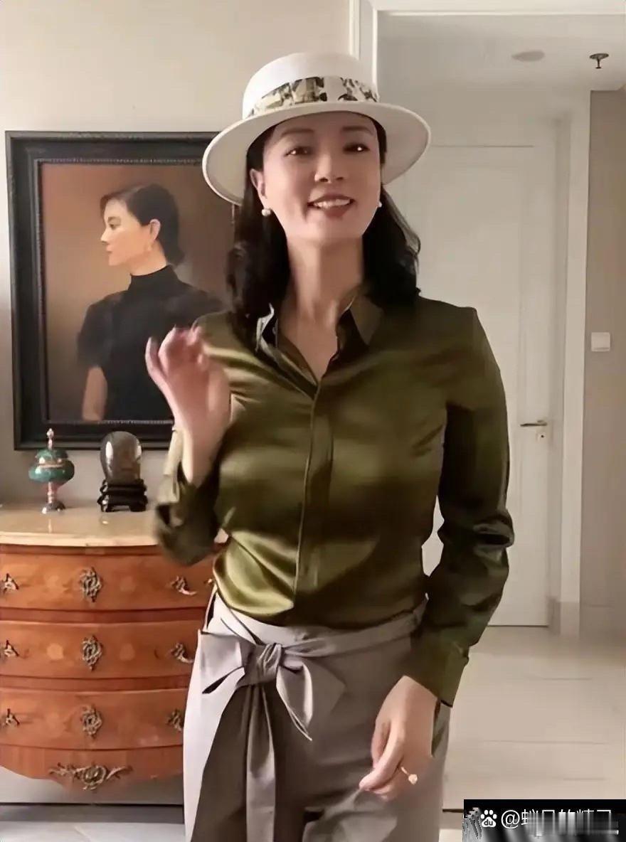 46岁的刘芳菲气质优雅得很，身材保持得超棒一点都没走样 ​​​