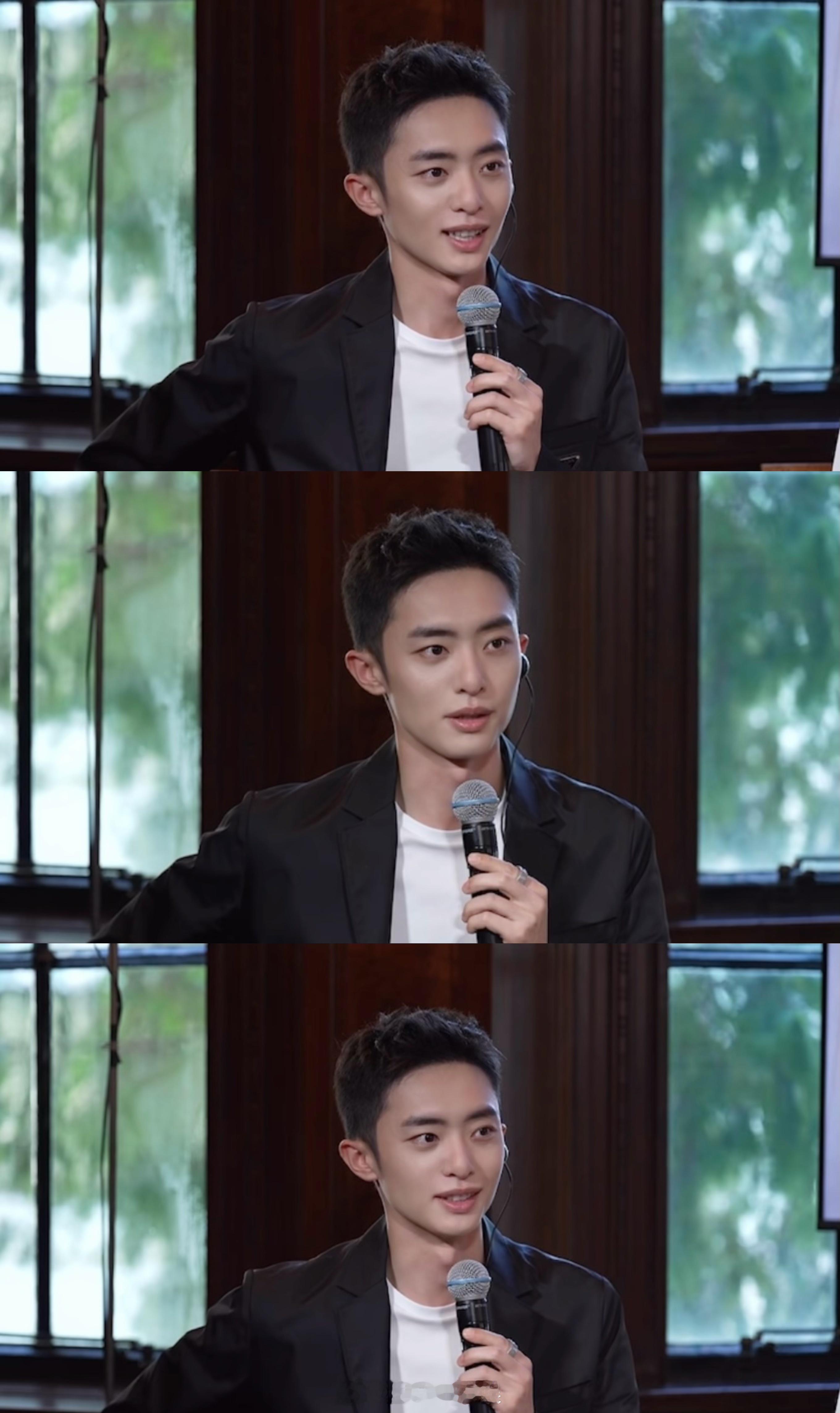 白宇帆黑西装高智感白宇帆以一袭黑西装与白T亮相环保主题活动，与现场学者专家共同探