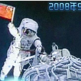 2008年，神州7号执飞的宇航员翟志刚，在进行太空行走任务时，未经允许擅自更改了