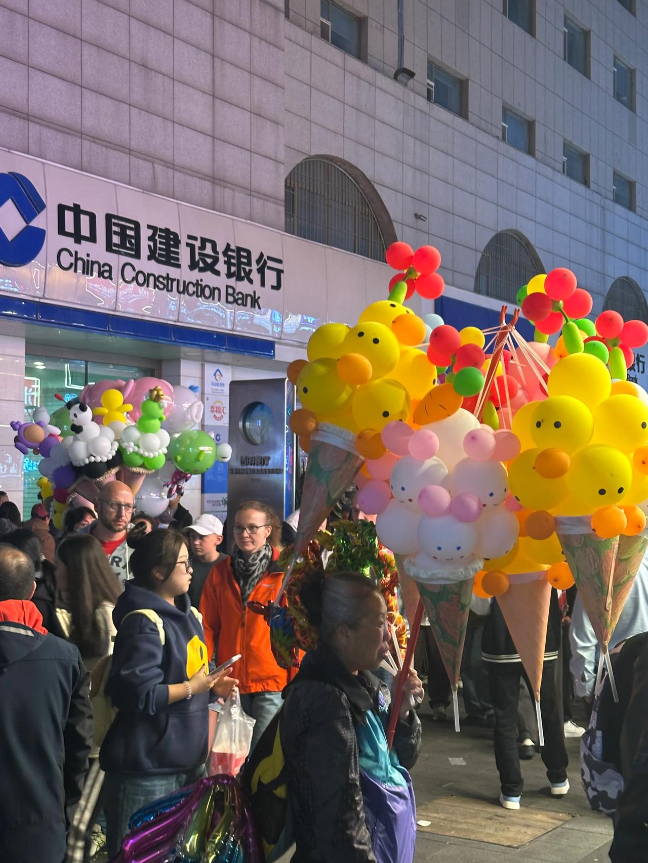  桂林路的国庆假期，人山人海啊～

所谓摊位都人声鼎沸，活力十足，真的是很有节日