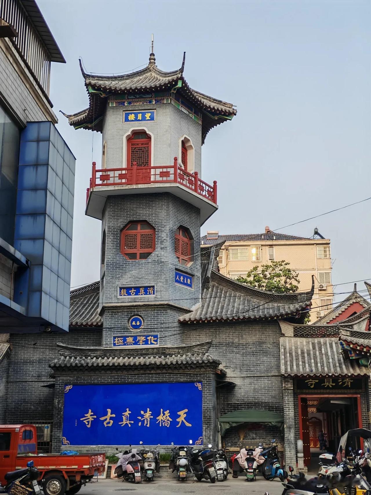 蚌埠天桥清真寺位于天桥旁，附近有花鸟市场和小吃群，曾经是老蚌埠的地标建筑，过去坐
