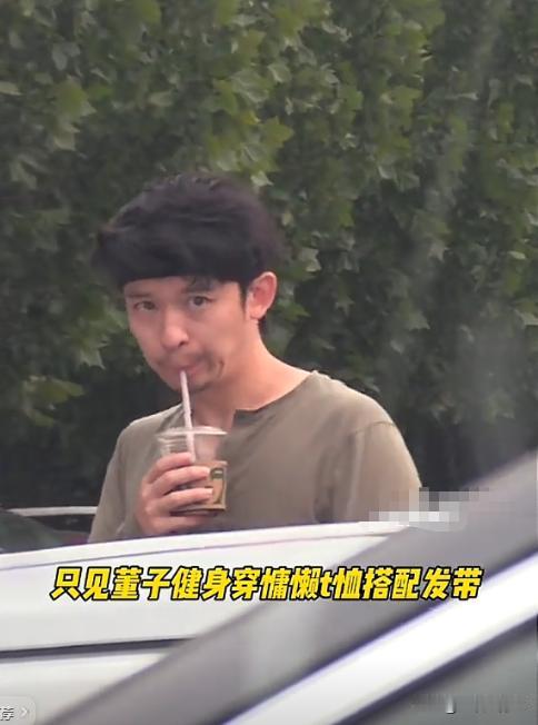 董子健带8岁女儿大福出门，他邋遢的像流浪汉，女儿皮肤黑个子很高。
 
他和孙怡是