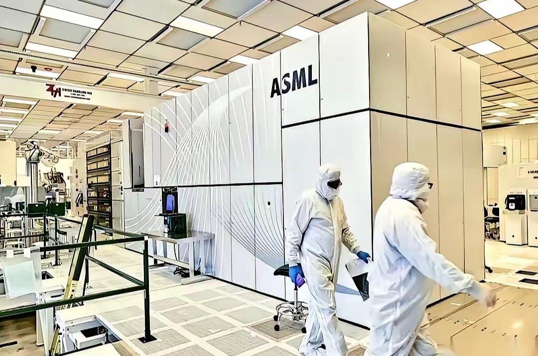 光刻机巨头阿斯麦，出大事了。荷兰总部，上千名工程师午饭时间直接撂下餐盘，把公司大