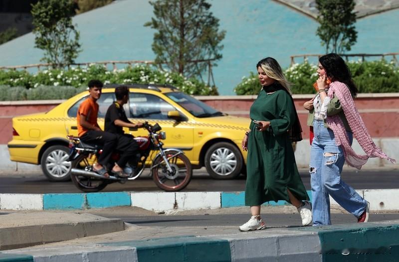伊朗女性的生活是怎样的? 伊朗女性的生活有不同的面貌。在全国，男女比例失调，20