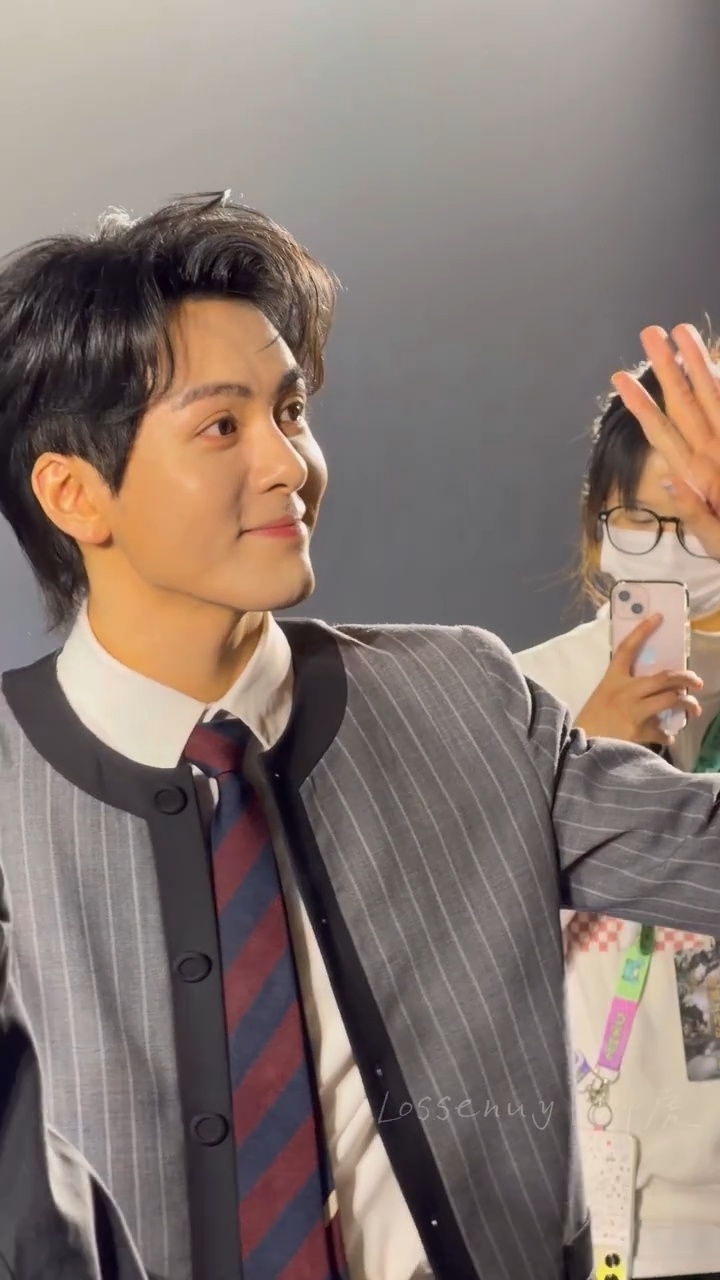 鞠婧祎、曾舜晞、陈都灵、田嘉瑞《月鳞绮纪》追剧团生图状态，养眼滴！【月鳞绮纪直播