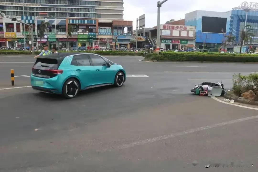 海口宝妈逆行出事故，带娃骑电驴险丧命，责任判定引热议！

2024年9月18日，