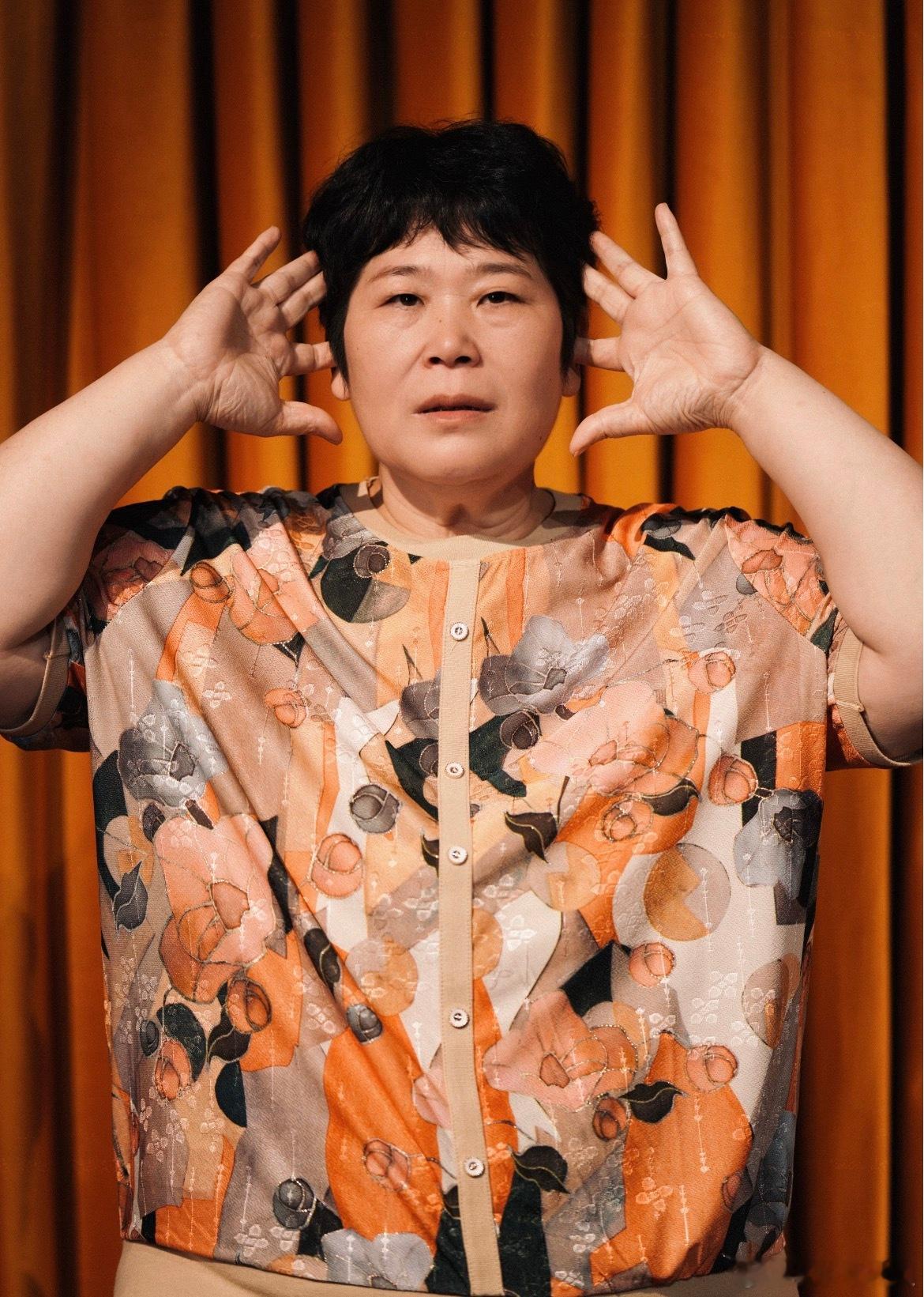 房主任女儿给妈妈安排相亲 这档综艺敢于把中年相亲搬上镜头，不去戏谑调侃，而是很客