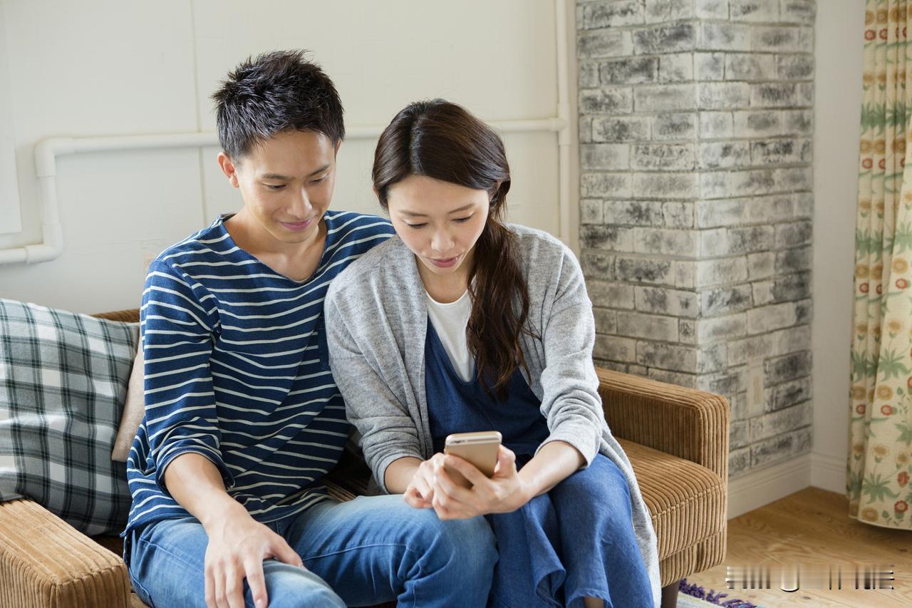 湖南常德，女子丈夫去世，她在整理遗物时，竟然意外发现，丈夫婚内出 轨两年，还偷偷