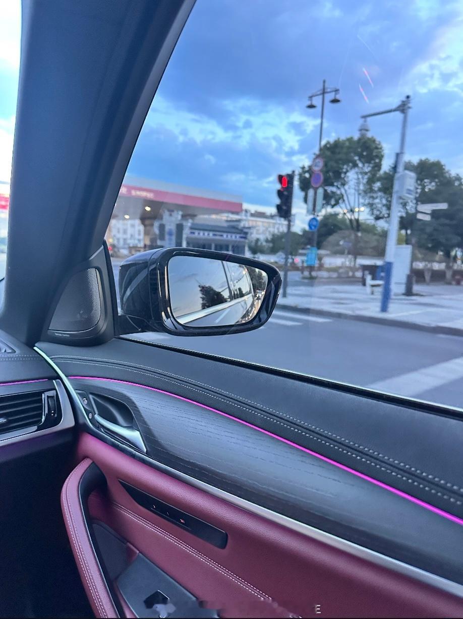 今天老婆大人开车，带上小杜一起去海边玩两天黄金金价黄金原油趋势剖析大师-杜生