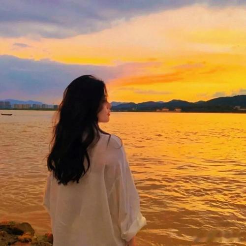 人间清醒：现实虽冷，自己可暖
 
现实从不含糊，藏着最直白的真相：掏心未必换真心