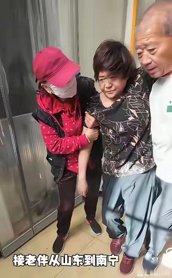 老黄最新视频曝出近况，天赐母亲身体彻底垮掉，行动不能自理日常还需人喂食，夫妻俩辗