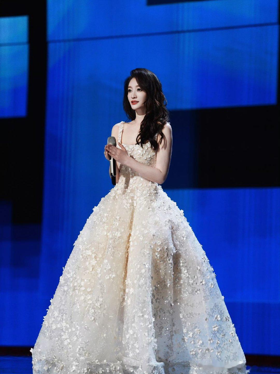 李小冉挥旗最先闻到的是香气李小冉挥旗看得出她是公主一眼沦陷的挥旗画面，李小冉身姿