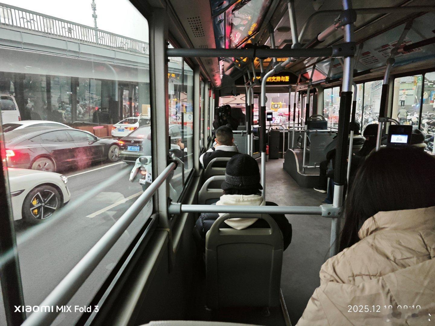 地铁公交都晕车。再坐两站就吐了。 