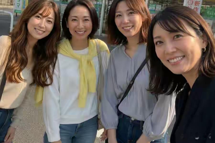 还是光棍的男同胞们属于你们的桃花运来了，你们有没有拿下她们四个的意向？
笑容灿烂