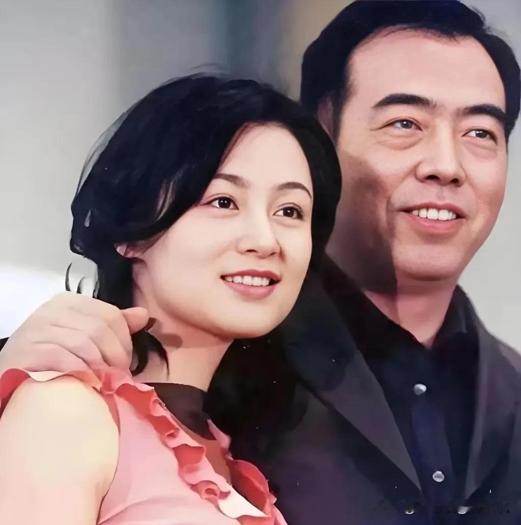 陈红年轻时的长相真的是颜值天花板，气质也清纯，眼神又魅惑，身段婀娜，构成一种独特