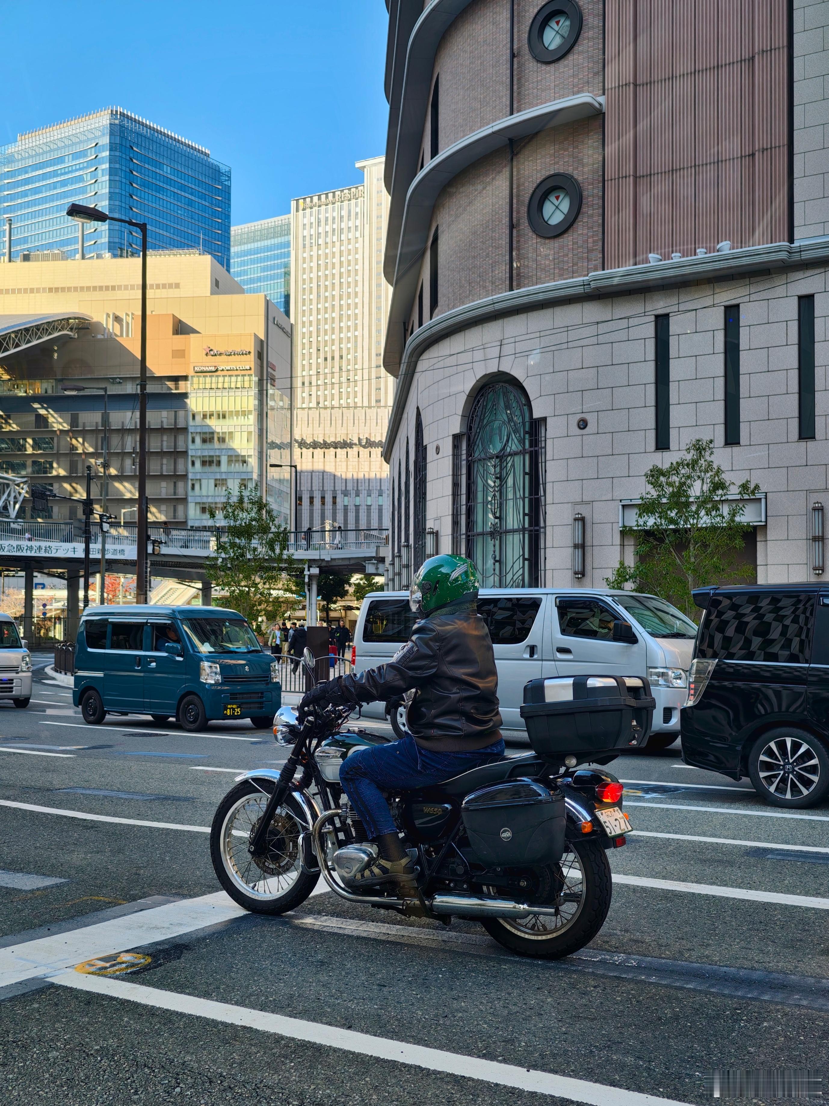 型车街拍每次在大阪街头看到这些二三十岁的老摩托，都会下意识想，这车怎么还没被强制
