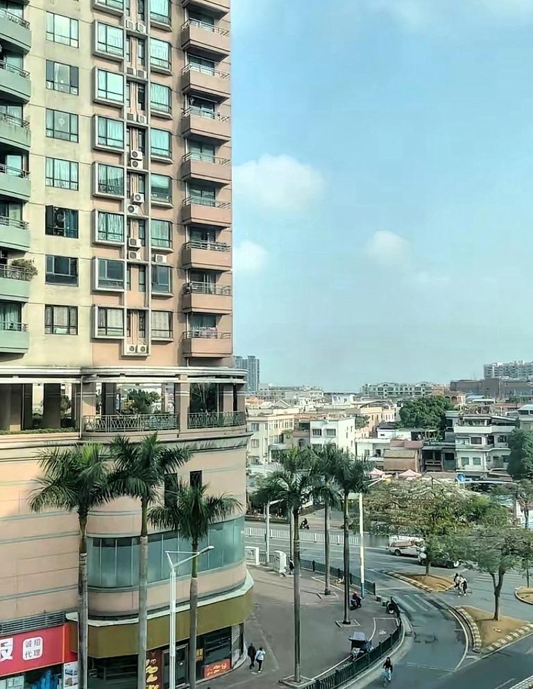 儿子从上海回来，我和他聊起了房子的事情，问他要不要趁现在房子低潮的时候买一套
儿