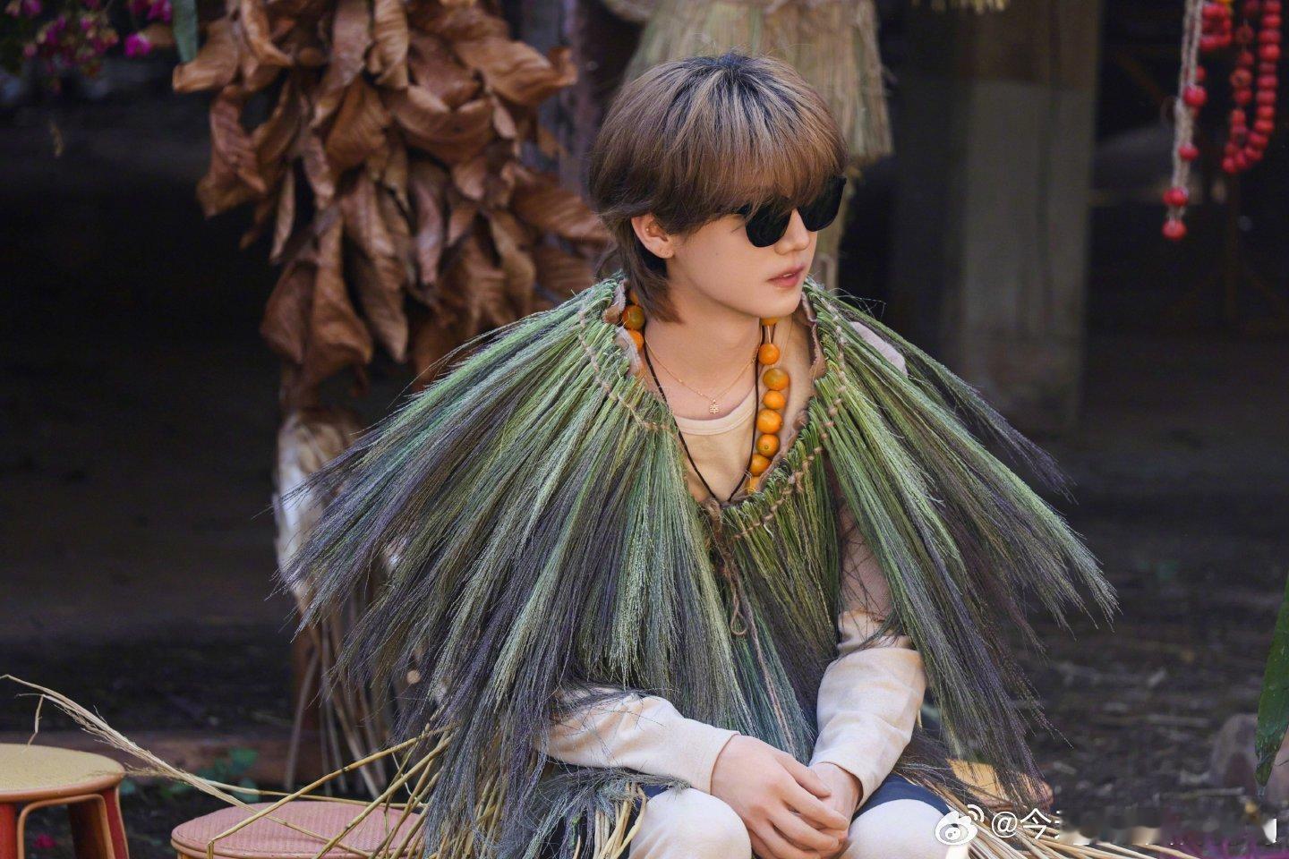 鹿晗这张脸披个床单都好看真的被鹿晗这个造型惊艳到，随性披着拼接格纹布料，慵懒又时