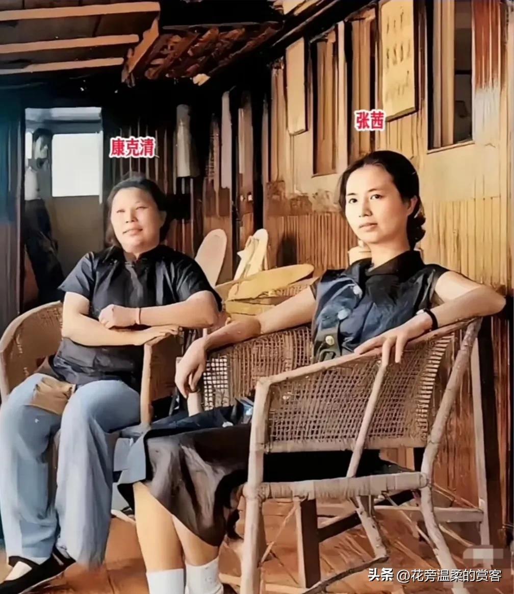 1959年，康克清大姐与陈毅夫人张茜 在武汉的江船海面上休息时，留下的一张珍贵合