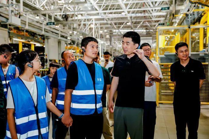 李想最近干了件挺暖的事儿——请卡车司机和家属一起吃饭🚛🍲，还带他们参观工厂。