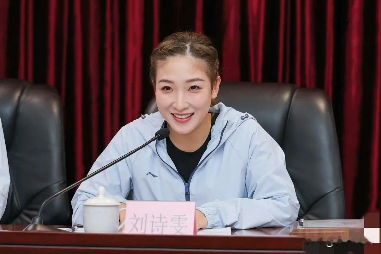 恭喜刘诗雯，今天当选了广州乒乓球协会会长[玫瑰][玫瑰][玫瑰]。
当年刘诗雯因