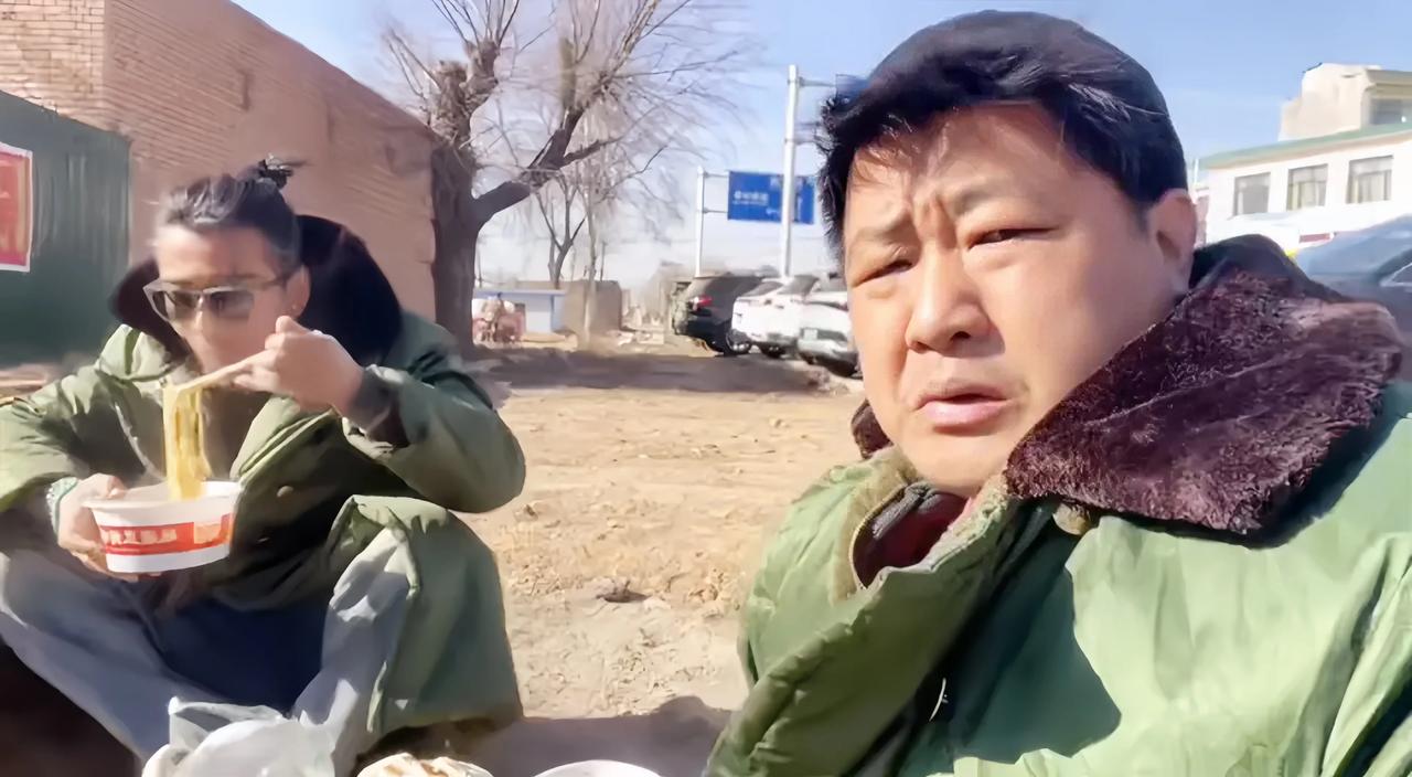 老演员孙兴深夜冒着严寒为灾区送热面，捐款捐物，尽显爱心。
近日，老演员孙兴在社交