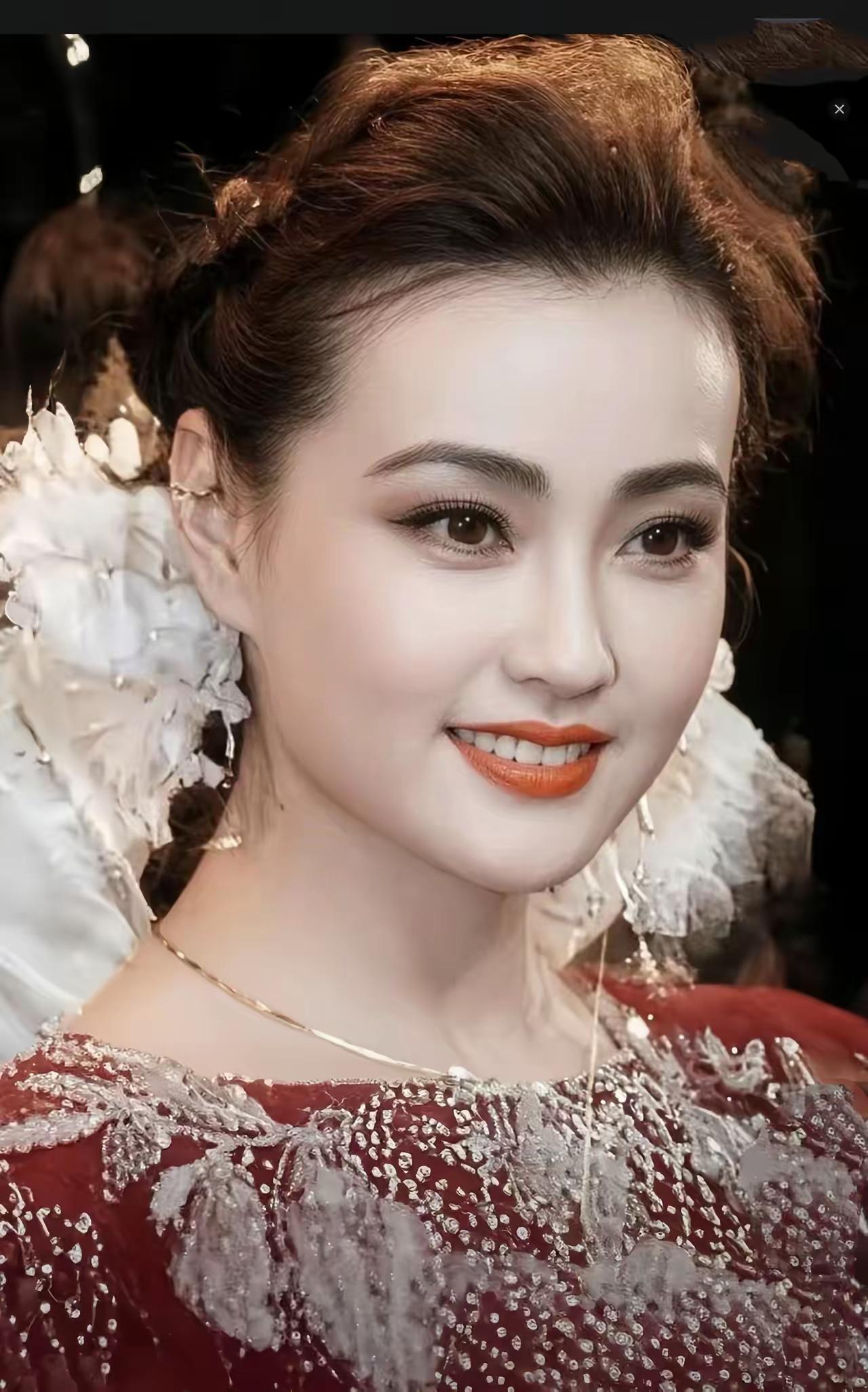 她的大眼睛炯炯有神，高鼻梁瓜子脸，格外耀眼美丽动人
你们认识她吗？
她是国家一级