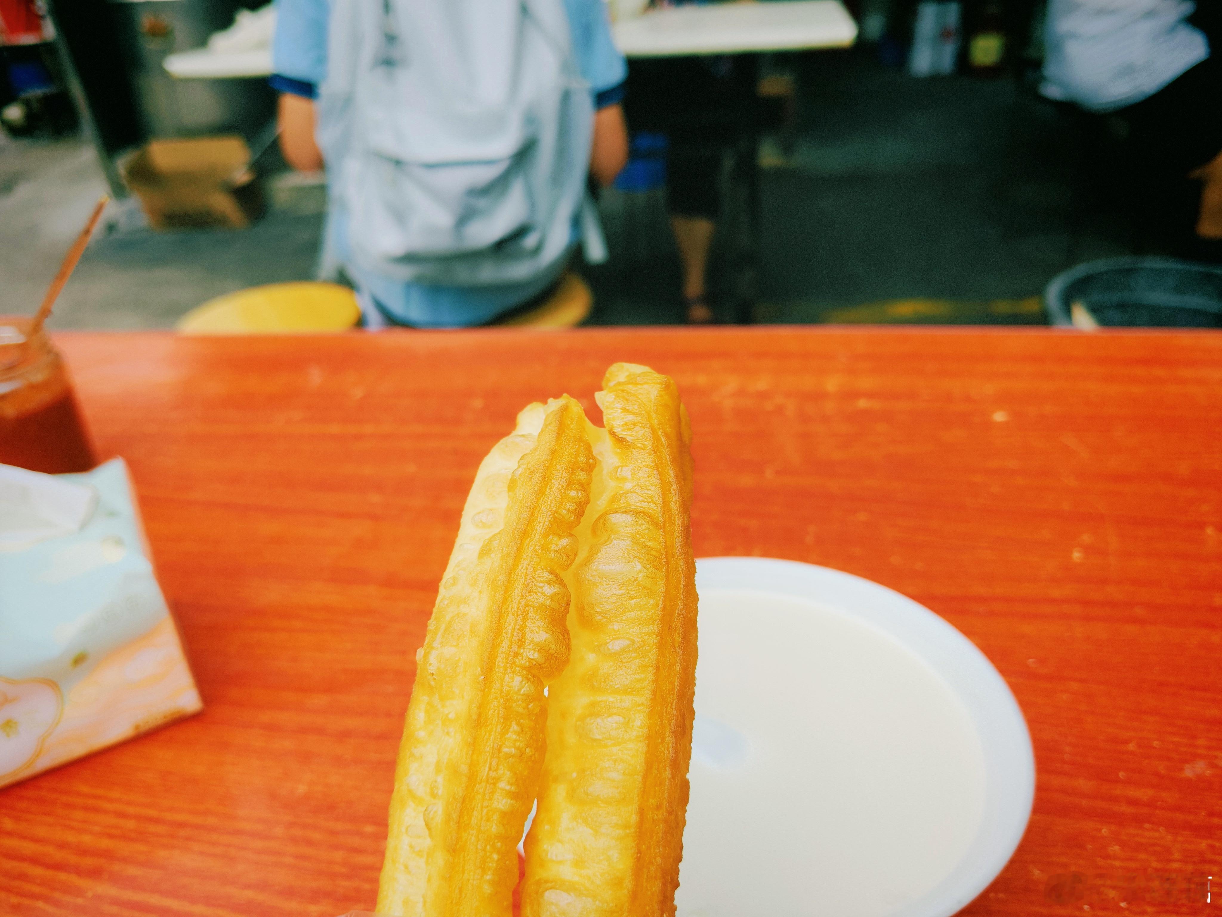 周一吃素，下楼吃了一根油条一碗淡豆浆，出门就是地铁，上班很方便。 