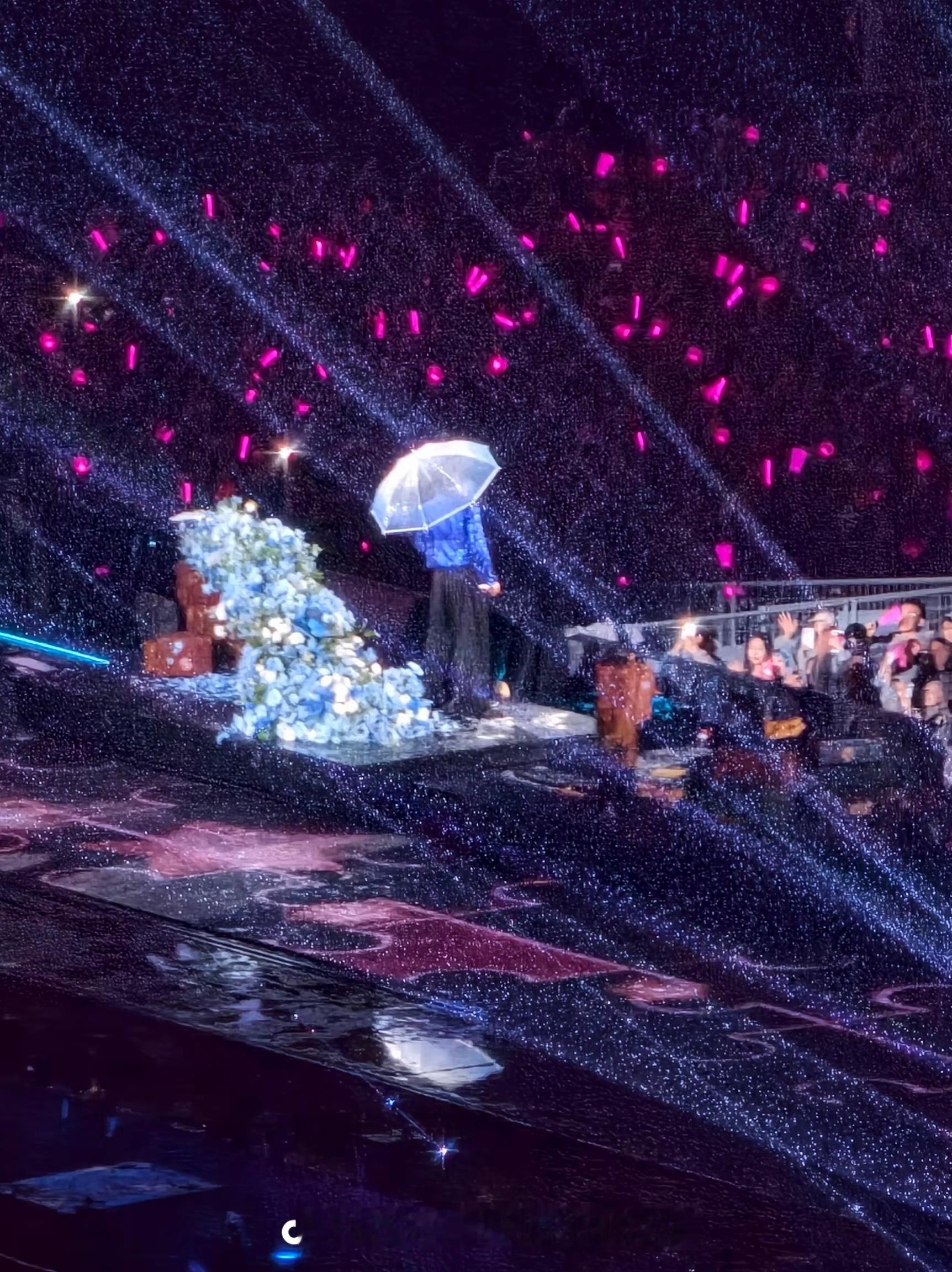 张杰抖音评论区捡到一张朋友圈背景级别的 ​​​