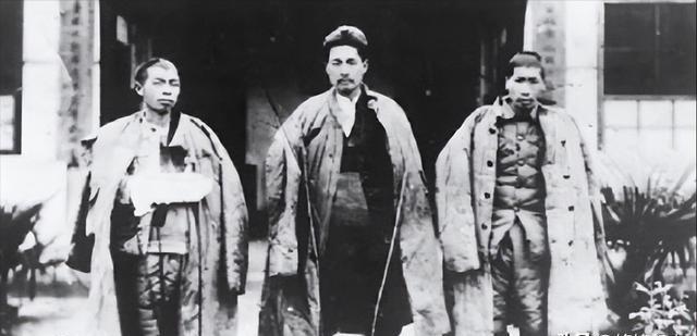 1935年， 王耀武 得知部下俘虏了一个红军师长，兴冲冲的跑过去准备审讯，但当他