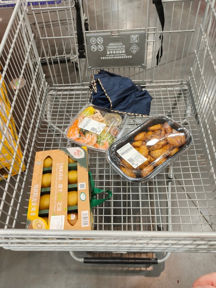 江苏南通山姆会员店，有顾客把预包装水果礼盒拆开，挑拣品相好的集中拼凑成一盒带走。