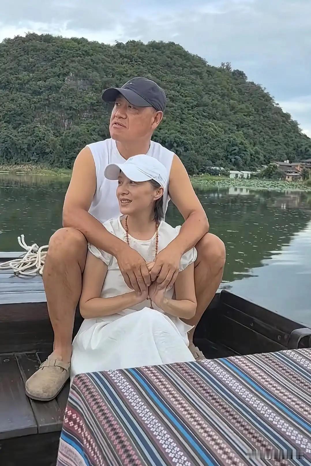 可云扮演者徐露现状曝光！和导演老公游云南，闪婚20多年仍很甜蜜。戏里的她常与坎坷